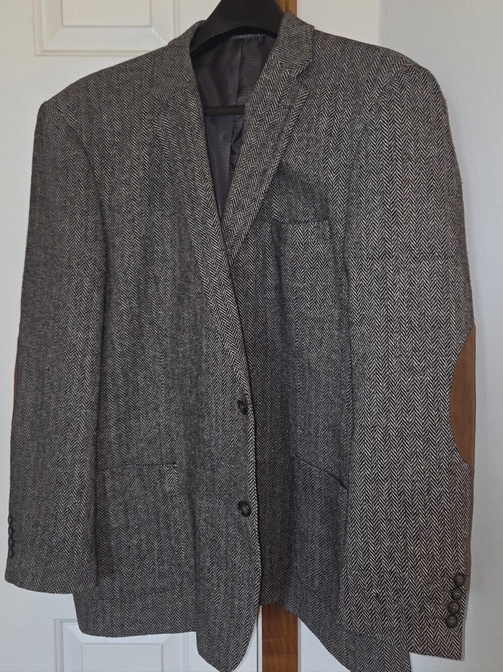 Men's Classic Herringbone Wool-Blend Blazer in Black & Cream - Picture 4 of 9